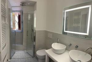 een badkamer met een toilet, een wastafel en een douche bij Forca de Cerro in Spoleto +15 foto's