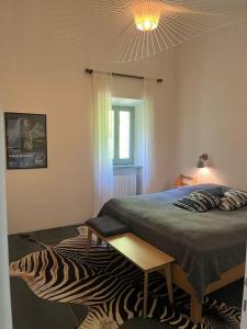 een slaapkamer met een bed en een zebratapijt bij Forca de Cerro in Spoleto