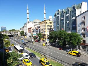 una concurrida calle de la ciudad llena de coches y edificios en Seven Suite Taksim en Estambul