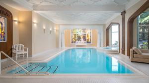 basen w środku salonu z dużym błękitnym basenem w obiekcie Villa Bavaria w Meranie