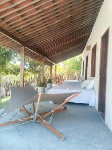 Un dormitorio con una cama y una mesa. en Casa Mar, en Tatajuba