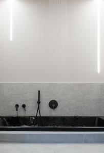 un lavello con due manopole su un muro di Golden Island Resorts ad Atene