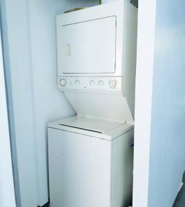 Elle comprend un réfrigérateur blanc et un four micro-ondes. dans l'établissement Depto San Angel 2 planta alta, en Juarez Chih Méx., à Ciudad Juárez