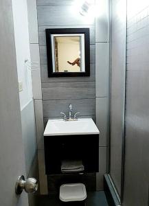 La salle de bains est pourvue d'un lavabo et de toilettes. dans l'établissement Depto San Angel 2 planta alta, en Juarez Chih Méx., à Ciudad Juárez