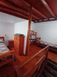 een slaapkamer met 2 bedden en een houten vloer bij MonoAmbientes Colon ER in San José