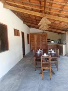 comedor con mesas y sillas de madera en Casa Mar, en Tatajuba