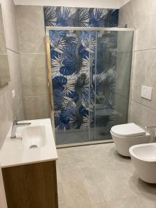 クアルトゥ・サンテーレナにあるLoft Anna d’Este - design & garden -のシャワー、洗面台、トイレ付きのバスルーム +12枚の写真