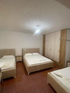 Zimmer mit 2 Betten und Schränken in der Unterkunft Hotel Gjika in Sarandë