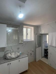 eine Küche, die mit weißen Wänden umgebaut wird in der Unterkunft Hotel Gjika in Sarandë