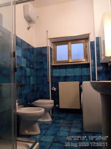 een badkamer met 2 toiletten en een wastafel bij Appartamenti Vista Gransasso in LʼAquila