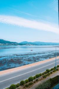una carretera con vista a un cuerpo de agua en Just Like Home - Apê do Rio, en Caminha