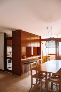 Una cocina y un comedor con mesa y sillas. en Just Like Home - Apê do Rio, en Caminha