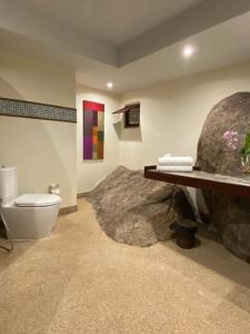 ห้องน้ำของ Hill Top Retreat — by Sea Dance Resort