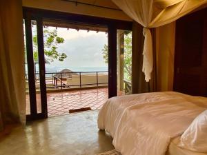 ein Schlafzimmer mit Bett und Blick auf den Strand in der Unterkunft Hill Top Retreat by Sea Dance Resort in Koh Samui  + 106 Fotos