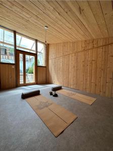 una camera con tappetini per lo yoga e finestre di Chambre dans maison originale en centre ville a Troyes