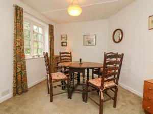 uma sala de jantar com mesa e cadeiras em Damson Cottage em Bridgwater