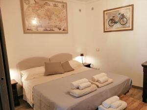 um quarto com uma cama branca e toalhas em Green Empathy Studio Castel Gandolfo em Castel Gandolfo