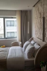 Postel nebo postele na pokoji v ubytování Athens Design Suites