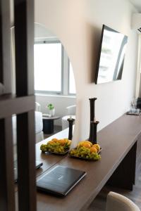 Athens Design Suites في أثينا: طاولة عليها فاكهة في غرفة المعيشة
