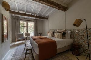 um quarto com uma cama grande num quarto em Les Petites Maisons - Hameau des Baux em Paradou