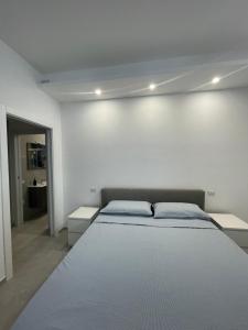 クアルトゥ・サンテーレナにあるLoft Anna d’Este - design & garden -の白いベッドルーム(大型ベッド1台付)