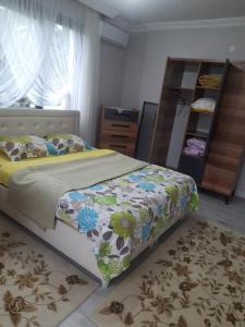 een slaapkamer met een bed, een dressoir en een plank bij Müstakil villa in Trabzon