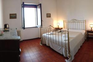 a bedroom with a bed and a window at La Buganvillea in Marina Porto