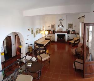 Marina PortoにあるLa Buganvilleaのリビングルーム(家具、暖炉付) +16枚の写真