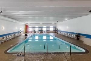 a large swimming pool in a large room at Comfort Inn & Suites Event Center in Des Moines