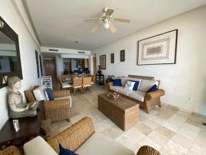 uma sala de estar com mobiliário e uma ventoinha de tecto em Departamento Playa Punta Diamante em Acapulco