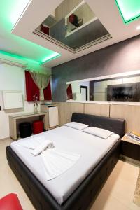 a bedroom with a large bed in a room at Troia Motel in Foz do Iguaçu