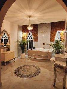 La grande salle de bains est pourvue d'une baignoire et d'un lavabo. dans l'établissement Hotel Mansión Sant Serrant, à Marinilla