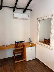 凱拉伊夫的住宿－Casa deck Caraíva，客房设有镜子、椅子和书桌