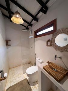 凱拉伊夫的住宿－Casa deck Caraíva，一间带卫生间、水槽和镜子的浴室