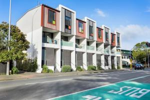 een gebouw aan de straatkant bij Cosy Studio in Central Avondale - Netflix Wi-Fi in Auckland