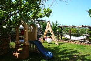 einen Spielplatz mit Rutsche und Schaukel in der Unterkunft Il Podere dell'Angelo Old Country House in Belvedere Marittimo