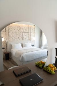 een slaapkamer met een bed en een tafel met een laptop bij Athens Design Suites in Athene