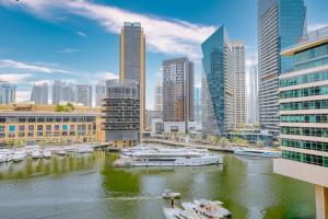 Fotografie z fotogalerie ubytování 2 Beds Boho Design w Marina view In Marina Quays v Dubaji