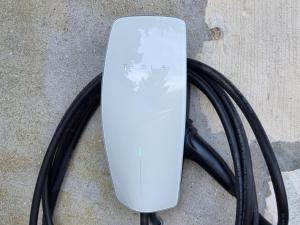 a white lamp sitting on top of a hose at Logis de l'Héronière in Salles-sur-Mer