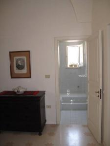 Zimmer mit einem Bad mit einer Badewanne und einem Fenster in der Unterkunft Antica Residenza Piazza Pisanelli in Tricase