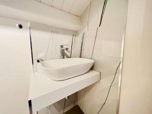 ein Badezimmer mit einem weißen Waschbecken auf der Theke in der Unterkunft Re barocco Centro storico Scicli a 5 min dal mare in Scicli