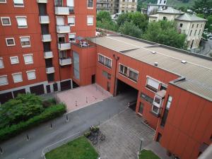 an overhead view of a red building with a courtyard at La casa di Giò in Tirano