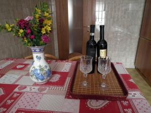 a table with two bottles of wine and two glasses at La casa di Giò in Tirano