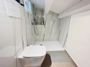 ein kleines Bad mit einem weißen WC in der Unterkunft Re barocco Centro storico Scicli a 5 min dal mare in Scicli