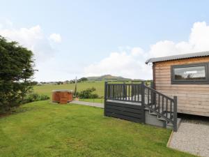 - une vue sur une maison avec une grande cour dans l'établissement Greenacres Carriage, à Maybole