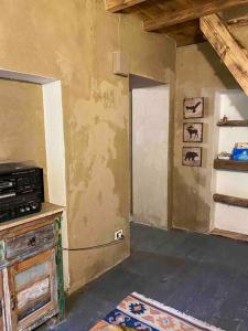 um quarto vazio com um frigorífico num quarto em La Casetta nel bosco! em Stazzema
