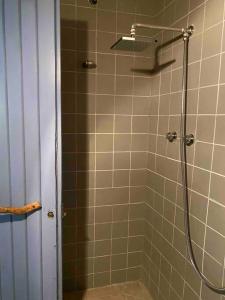 uma casa de banho com um chuveiro e uma porta de vidro em La Casetta nel bosco! em Stazzema