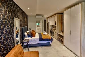 um quarto com uma cama e uma sala de estar em Zimbali Lakes Boulevard Suites 218 em Ballito