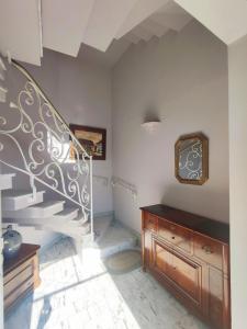 a staircase in a room with a stair case at Appartement des rives de l'Ehn in Krautergersheim