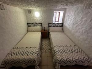 Posteľ alebo postele v izbe v ubytovaní LA CUEVA de TONI EL SECO